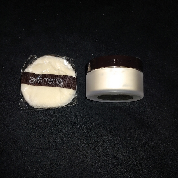 Laura Mercier Translucent Setting Powder - Picture 3 of 3